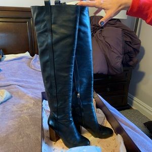 VINCE CAMUTO Signature leather boots size 6